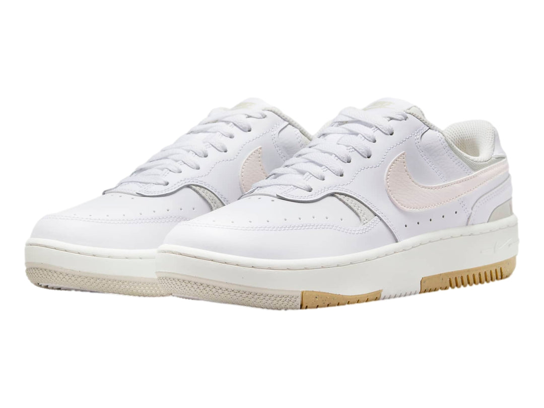 Tenis Nike Gamma Force color blanco y beige con suela de goma marrón, vista lateral.