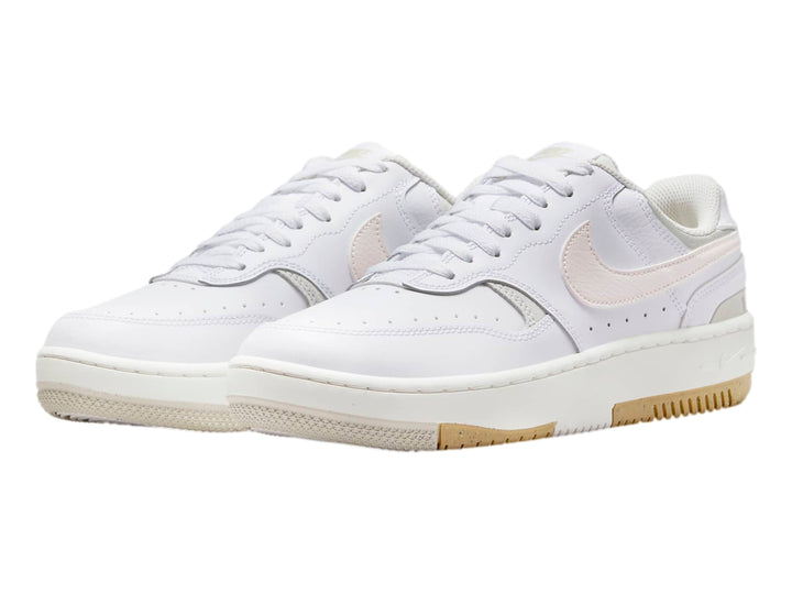 Tenis Nike Gamma Force color blanco y beige con suela de goma marrón, vista lateral.