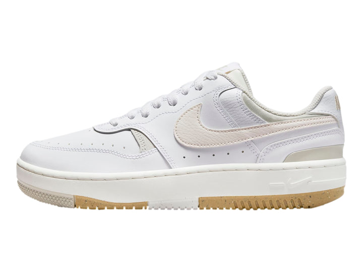 Tenis Nike Gamma Force color blanco y beige con suela de goma marrón, vista lateral.
