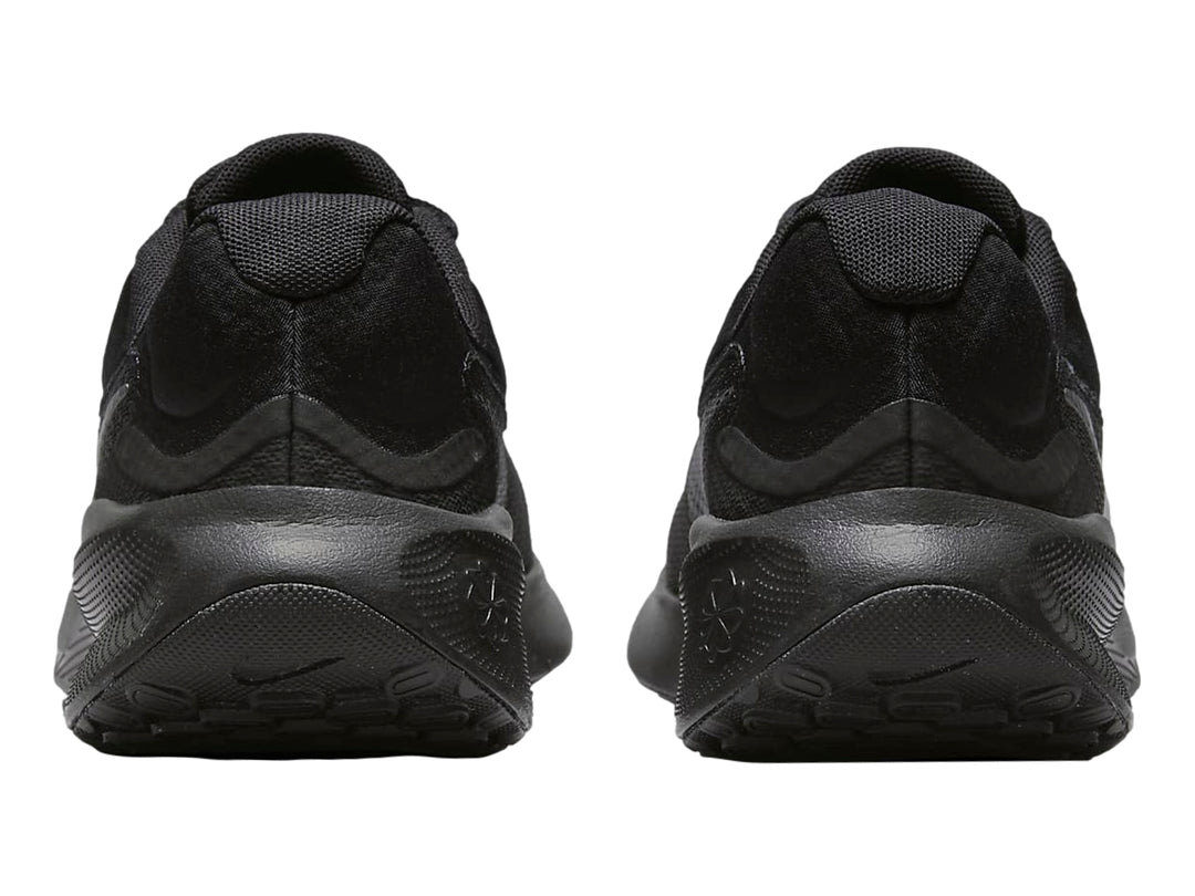 Tenis deportivos Nike Revolution 7 en color negro sólido con suela a juego.