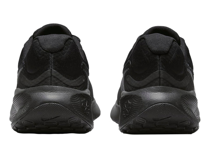 Tenis deportivos Nike Revolution 7 en color negro sólido con suela a juego.