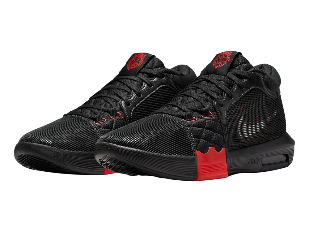 Tenis de baloncesto Nike LeBron Witness VIII en color negro con un detalle rojo en la suela y talón.