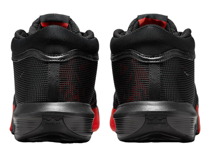 Tenis de baloncesto Nike LeBron Witness VIII en color negro con un detalle rojo en la suela y talón.