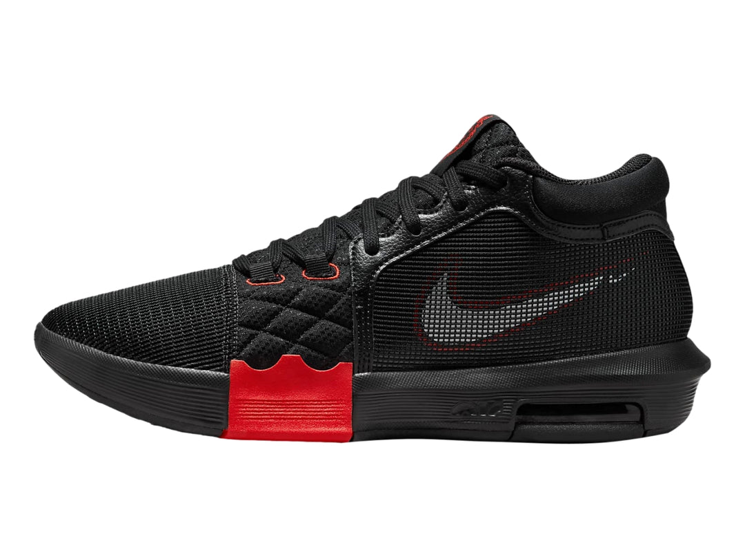 Tenis de baloncesto Nike LeBron Witness VIII en color negro con un detalle rojo en la suela y talón.