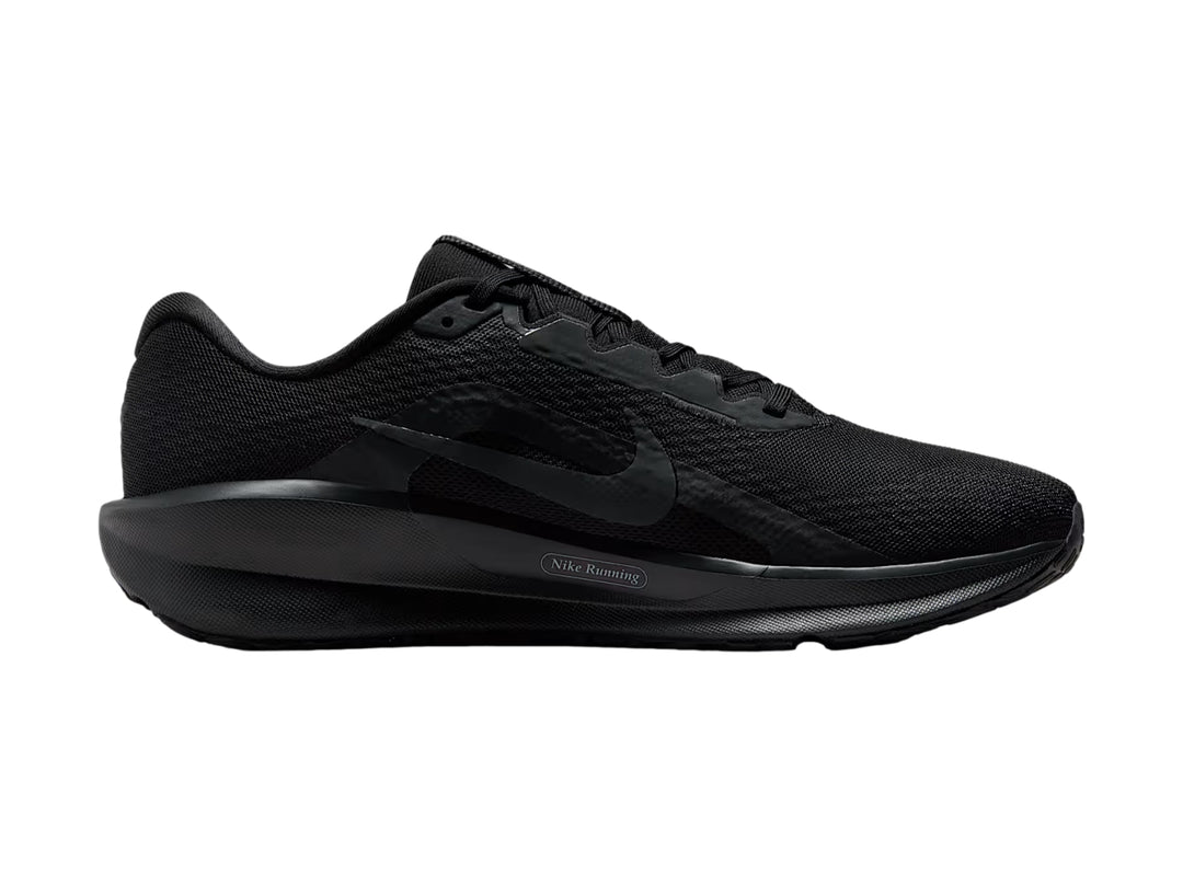 Tenis Nike Downshifter 13 color negro para hombre, vista lateral sobre fondo blanco.