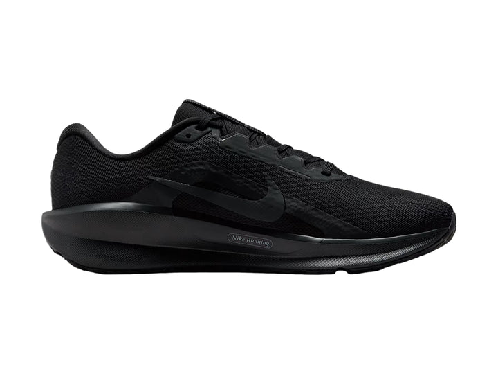 Tenis Nike Downshifter 13 color negro para hombre, vista lateral sobre fondo blanco.