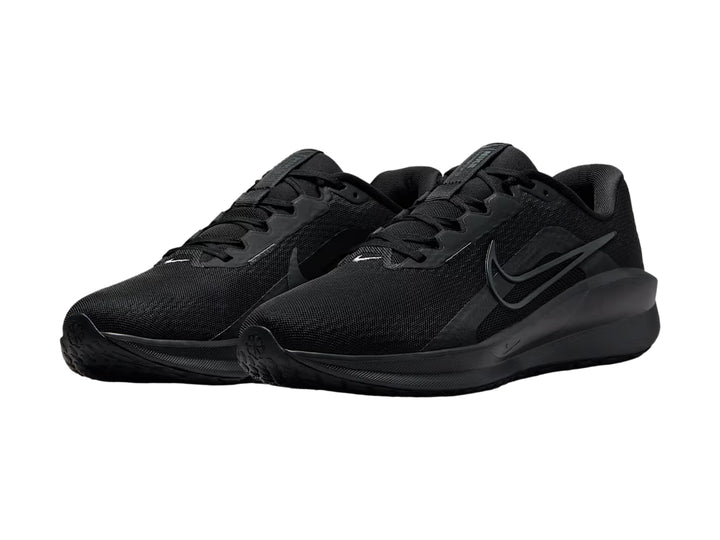 Tenis Nike Downshifter 13 color negro para hombre, vista lateral sobre fondo blanco.