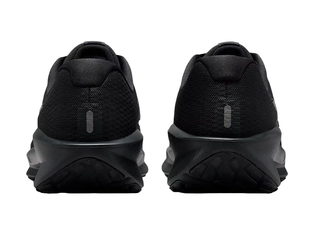 Tenis Nike Downshifter 13 color negro para hombre, vista lateral sobre fondo blanco.