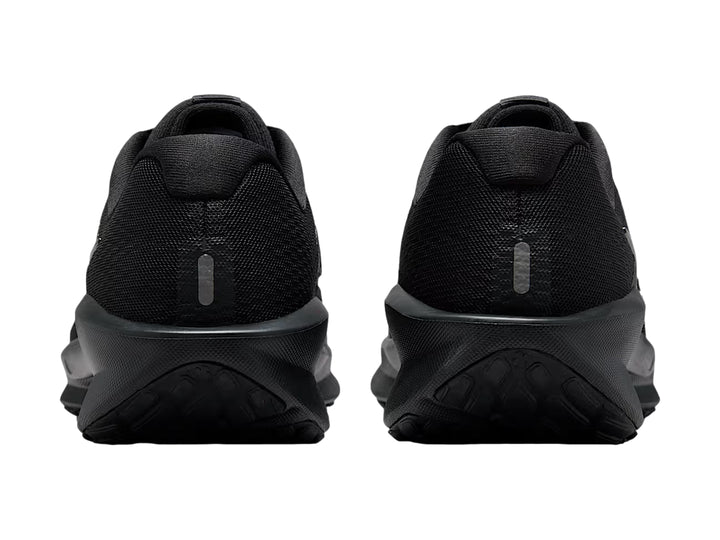 Tenis Nike Downshifter 13 color negro para hombre, vista lateral sobre fondo blanco.