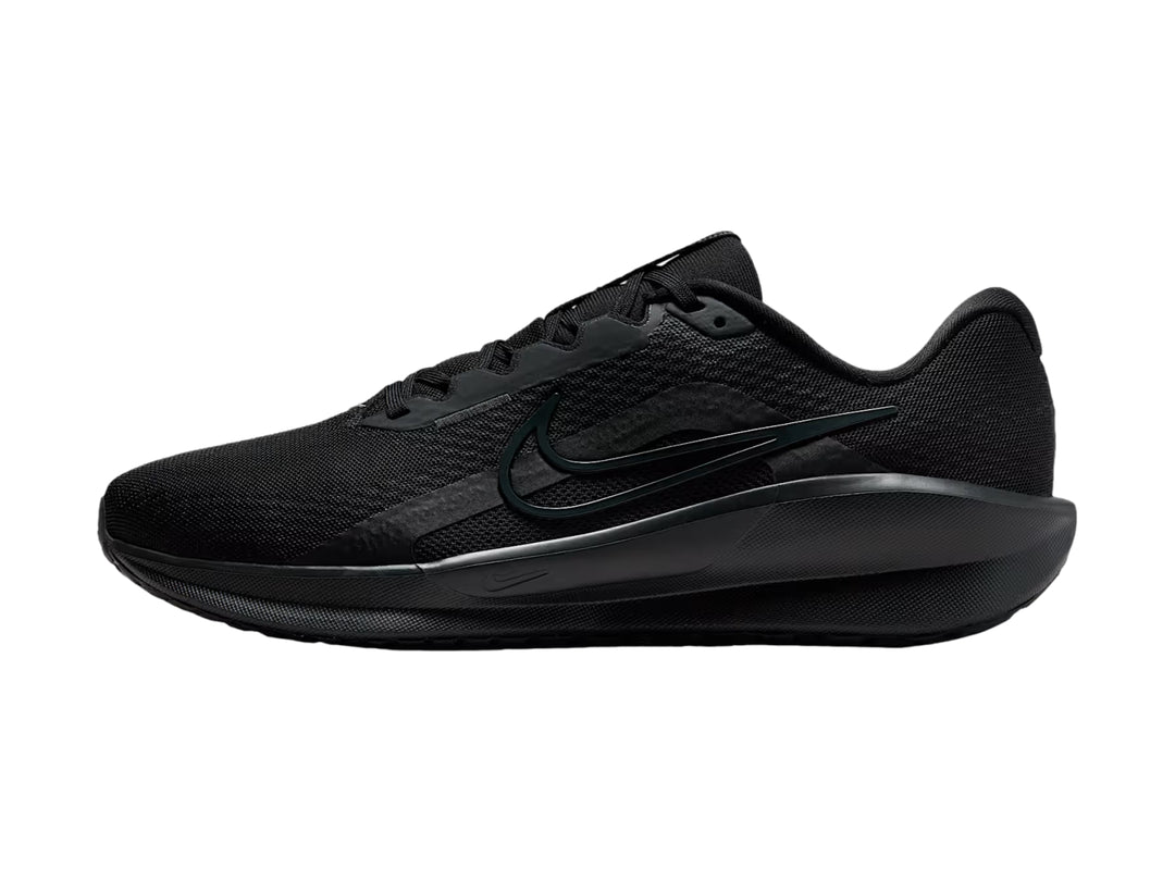Tenis Nike Downshifter 13 color negro para hombre, vista lateral sobre fondo blanco.