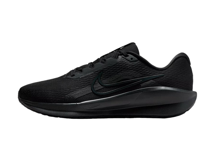 Tenis Nike Downshifter 13 color negro para hombre, vista lateral sobre fondo blanco.