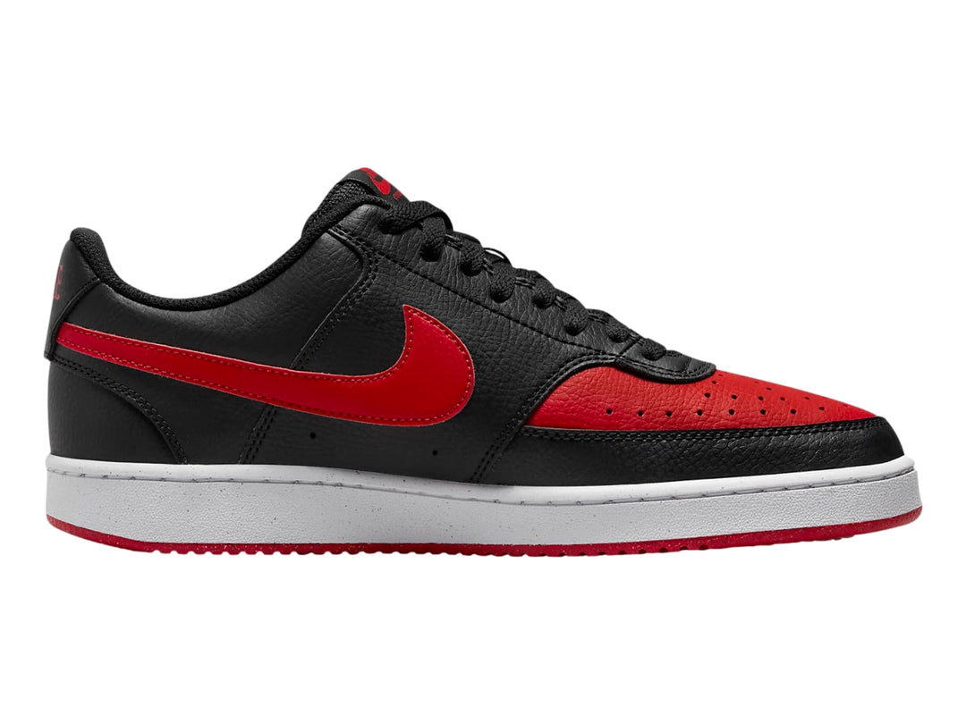 Tenis Nike Court Vision Low color negro con detalles en rojo y suela blanca.