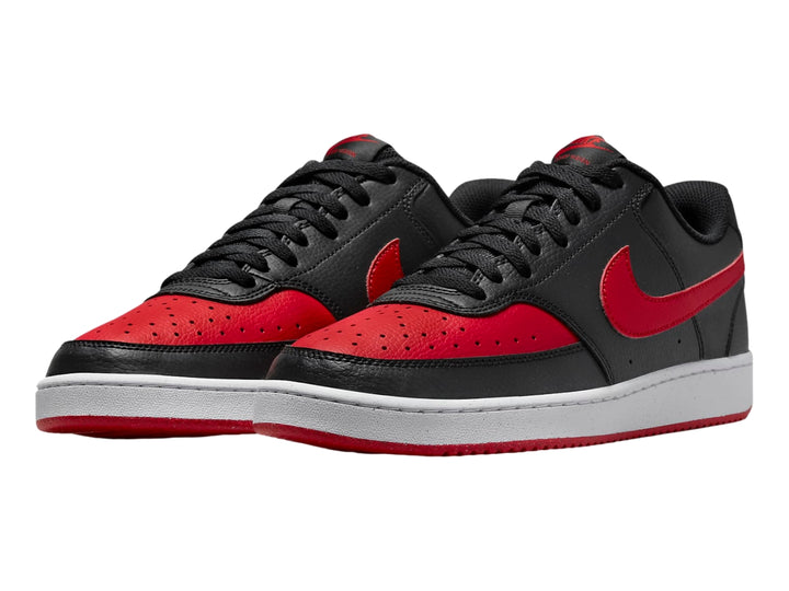 Tenis Nike Court Vision Low color negro con detalles en rojo y suela blanca.