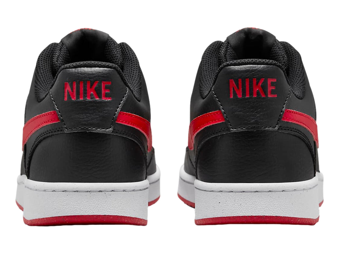 Tenis Nike Court Vision Low color negro con detalles en rojo y suela blanca.