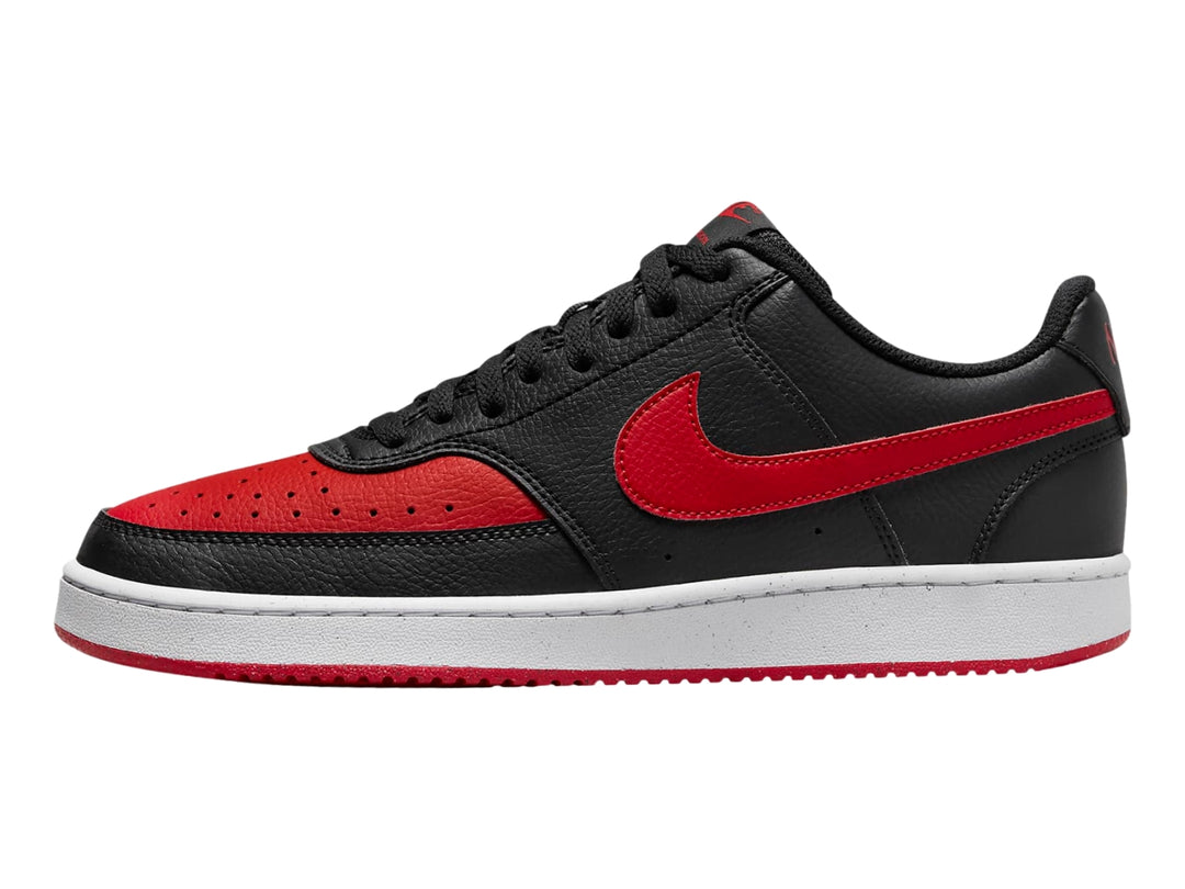 Tenis Nike Court Vision Low color negro con detalles en rojo y suela blanca.