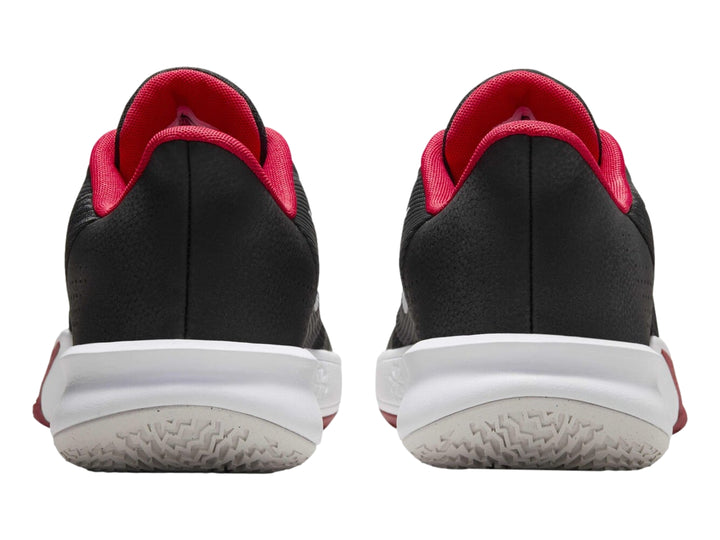Tenis de baloncesto Nike Precision VII color negro con suela blanca y detalles en rojo.