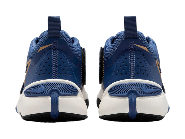 Tenis de baloncesto Nike color azul marino con suela blanca y logotipo dorado.