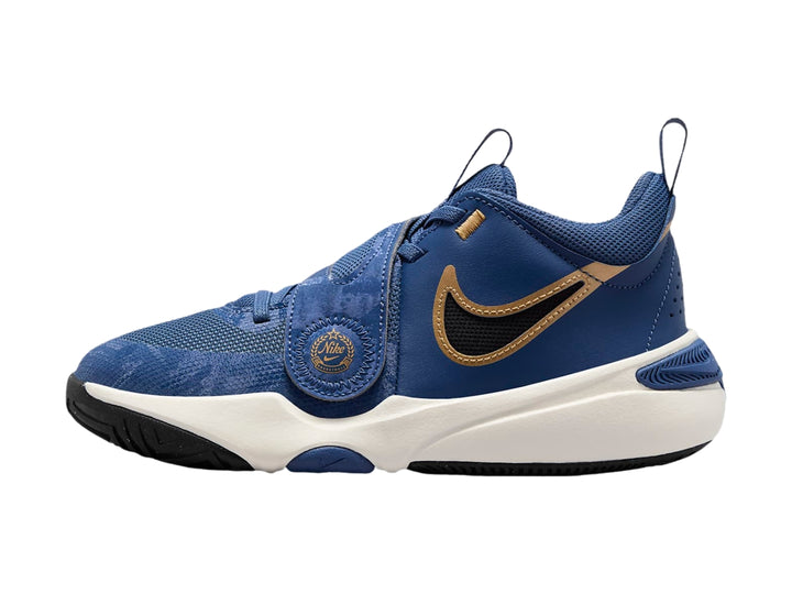 Tenis de baloncesto Nike color azul marino con suela blanca y logotipo dorado.