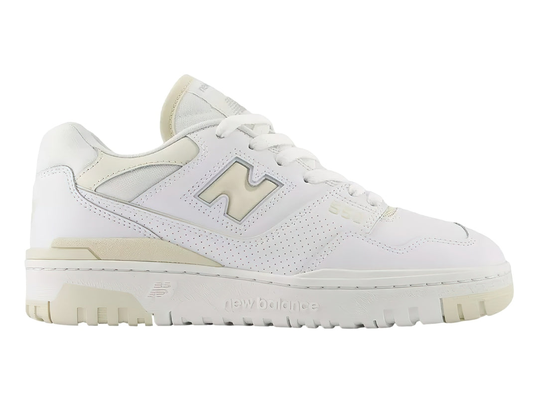 Tenis New Balance 550 color blanco con detalles en crema, vista lateral.