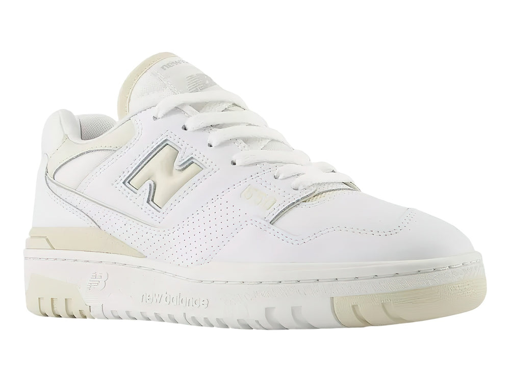 Tenis New Balance 550 color blanco con detalles en crema, vista lateral.