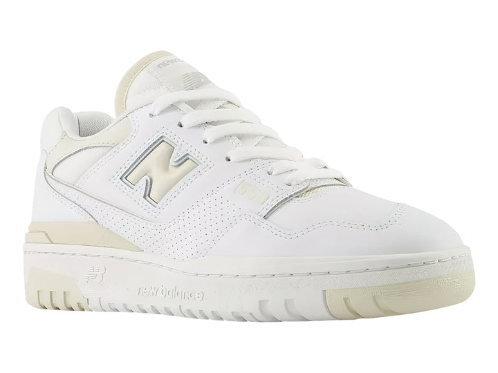 Tenis New Balance 550 color blanco con detalles en crema, vista lateral.