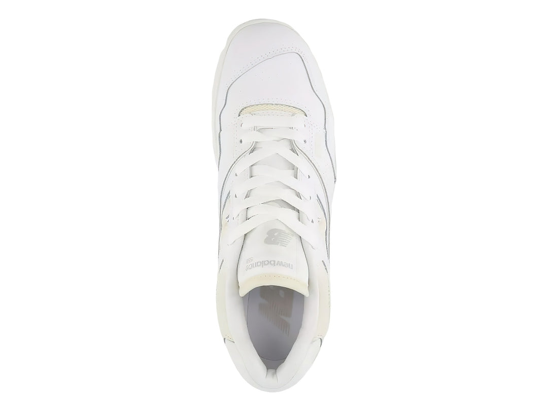 Tenis New Balance 550 color blanco con detalles en crema, vista lateral.