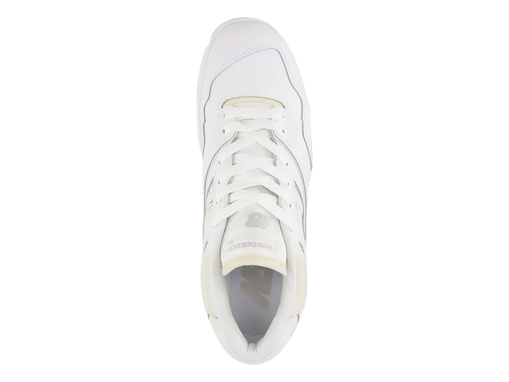 Tenis New Balance 550 color blanco con detalles en crema, vista lateral.