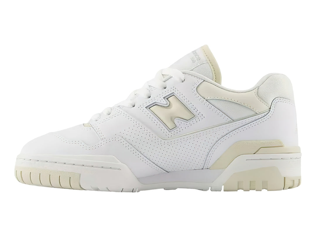 Tenis New Balance 550 color blanco con detalles en crema, vista lateral.