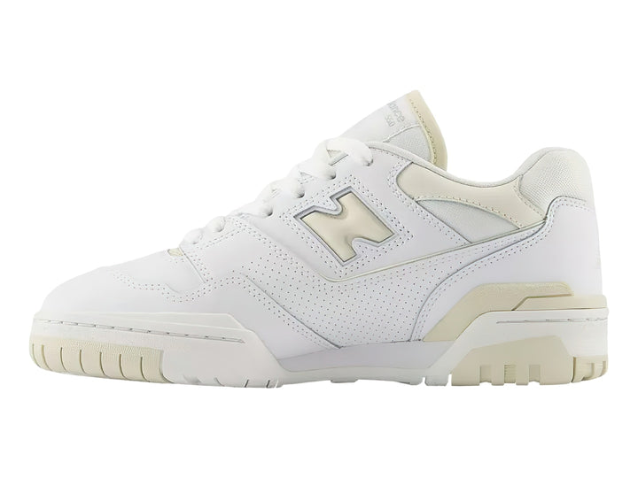 Tenis New Balance 550 color blanco con detalles en crema, vista lateral.