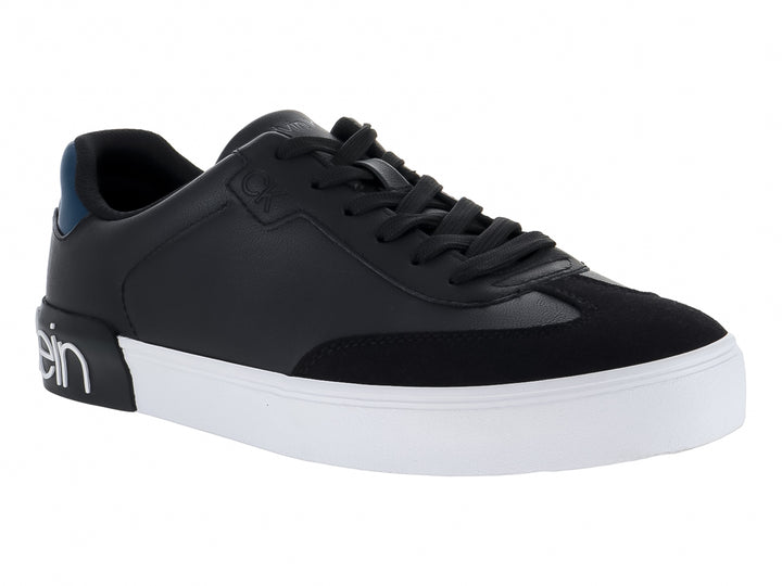 Tenis negros Calvin Klein con suela blanca y detalle azul en el talón.