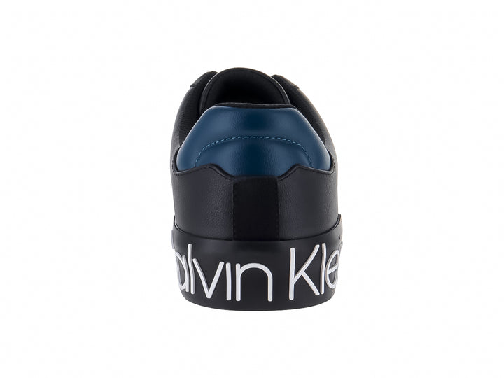 Tenis negros Calvin Klein con suela blanca y detalle azul en el talón.
