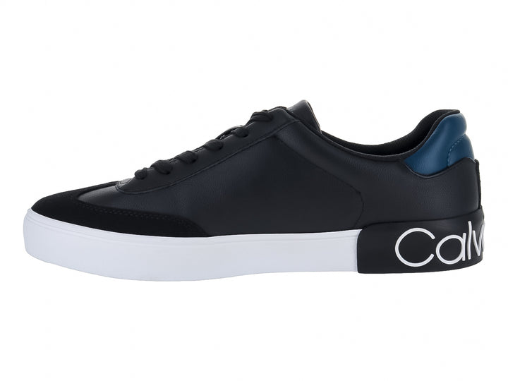 Tenis negros Calvin Klein con suela blanca y detalle azul en el talón.