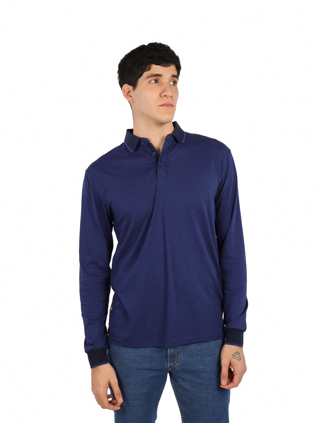 Hombre vistiendo una playera tipo polo de manga larga en color azul oscuro.