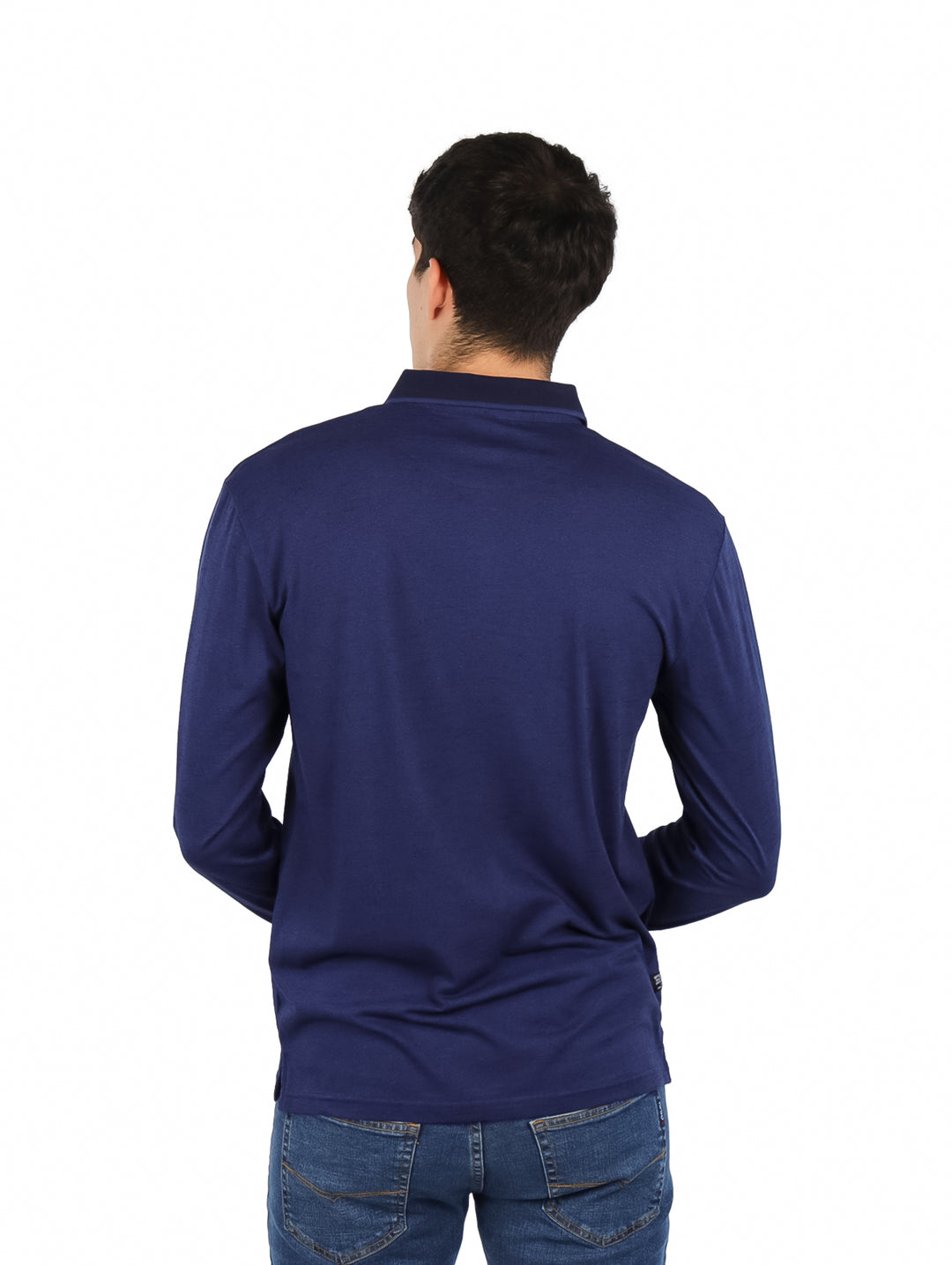 Hombre vistiendo una playera tipo polo de manga larga en color azul oscuro.