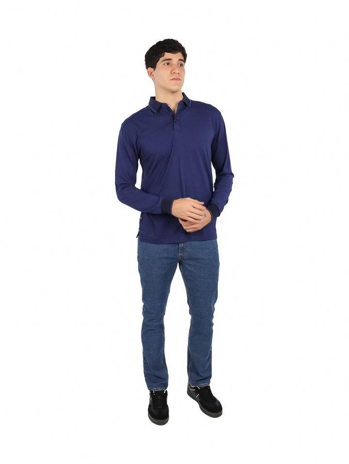 Hombre vistiendo una playera tipo polo de manga larga en color azul oscuro.