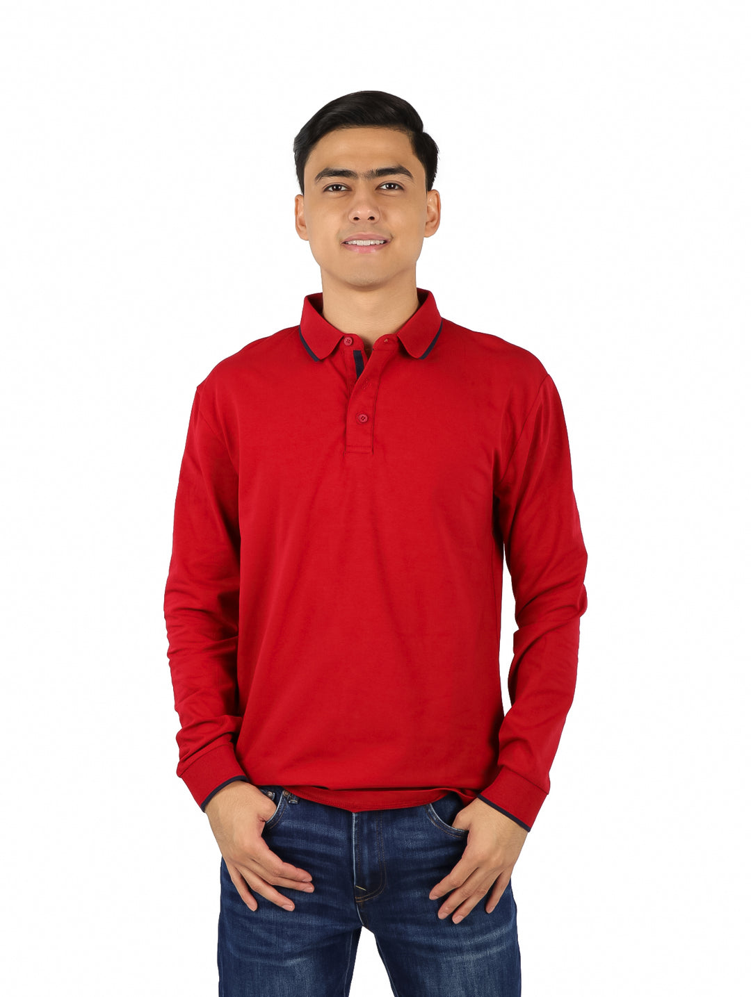 Hombre vistiendo una playera tipo polo roja de manga larga con detalles oscuros en el cuello y puños.