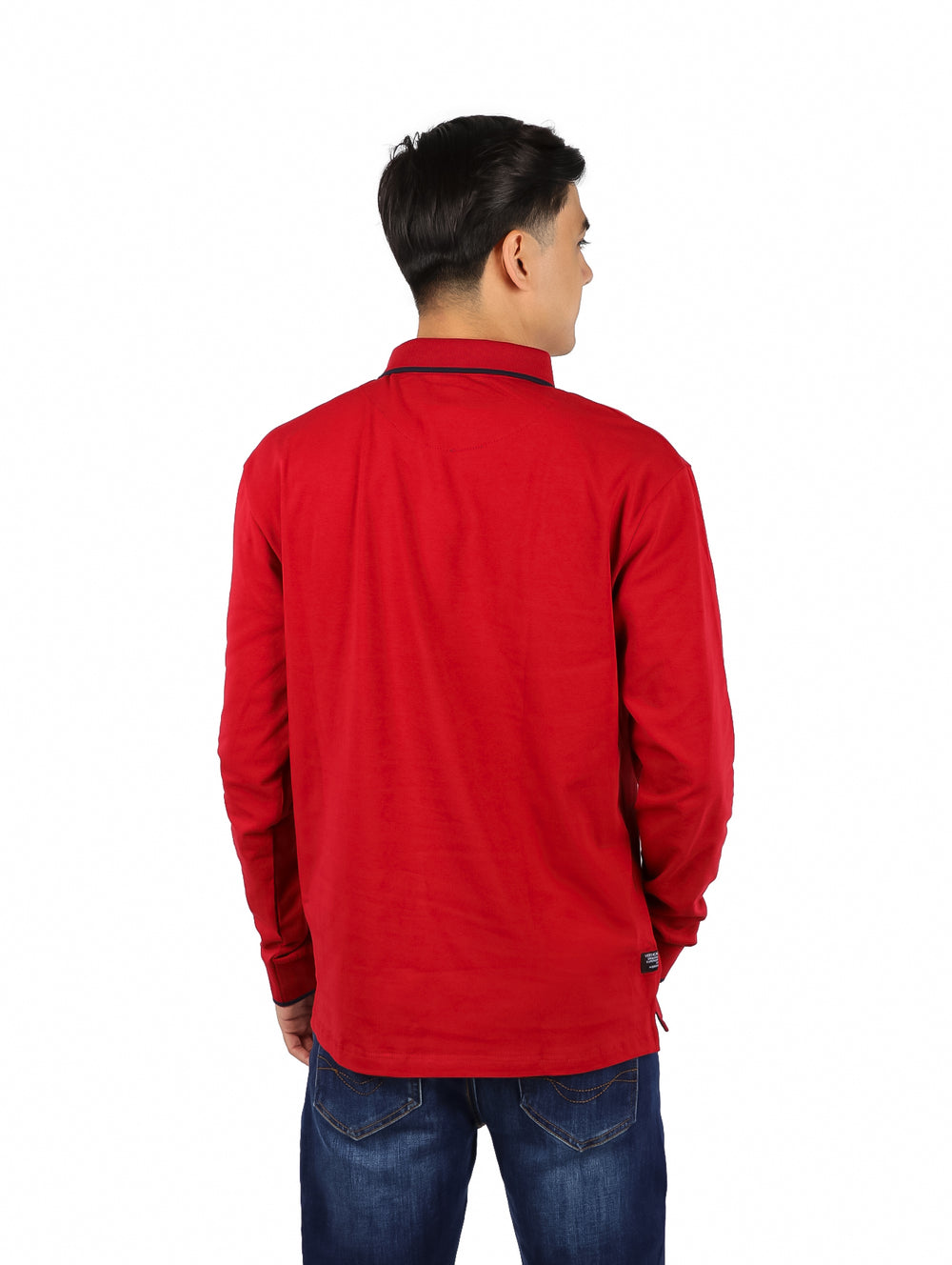 Hombre vistiendo una playera tipo polo roja de manga larga con detalles oscuros en el cuello y puños.