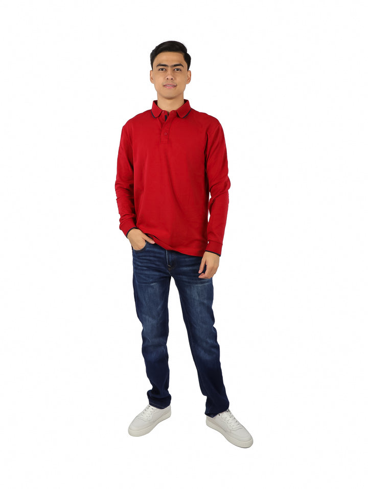 Hombre vistiendo una playera tipo polo roja de manga larga con detalles oscuros en el cuello y puños.