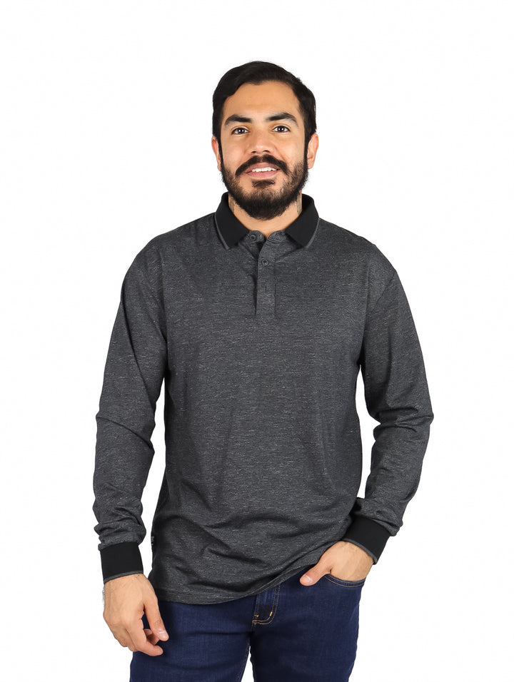 Hombre vistiendo playera polo de manga larga en color gris oscuro con cuello y puños negros.