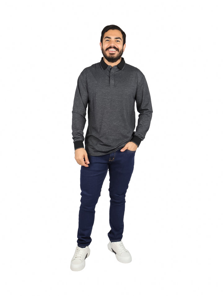 Hombre vistiendo playera polo de manga larga en color gris oscuro con cuello y puños negros.