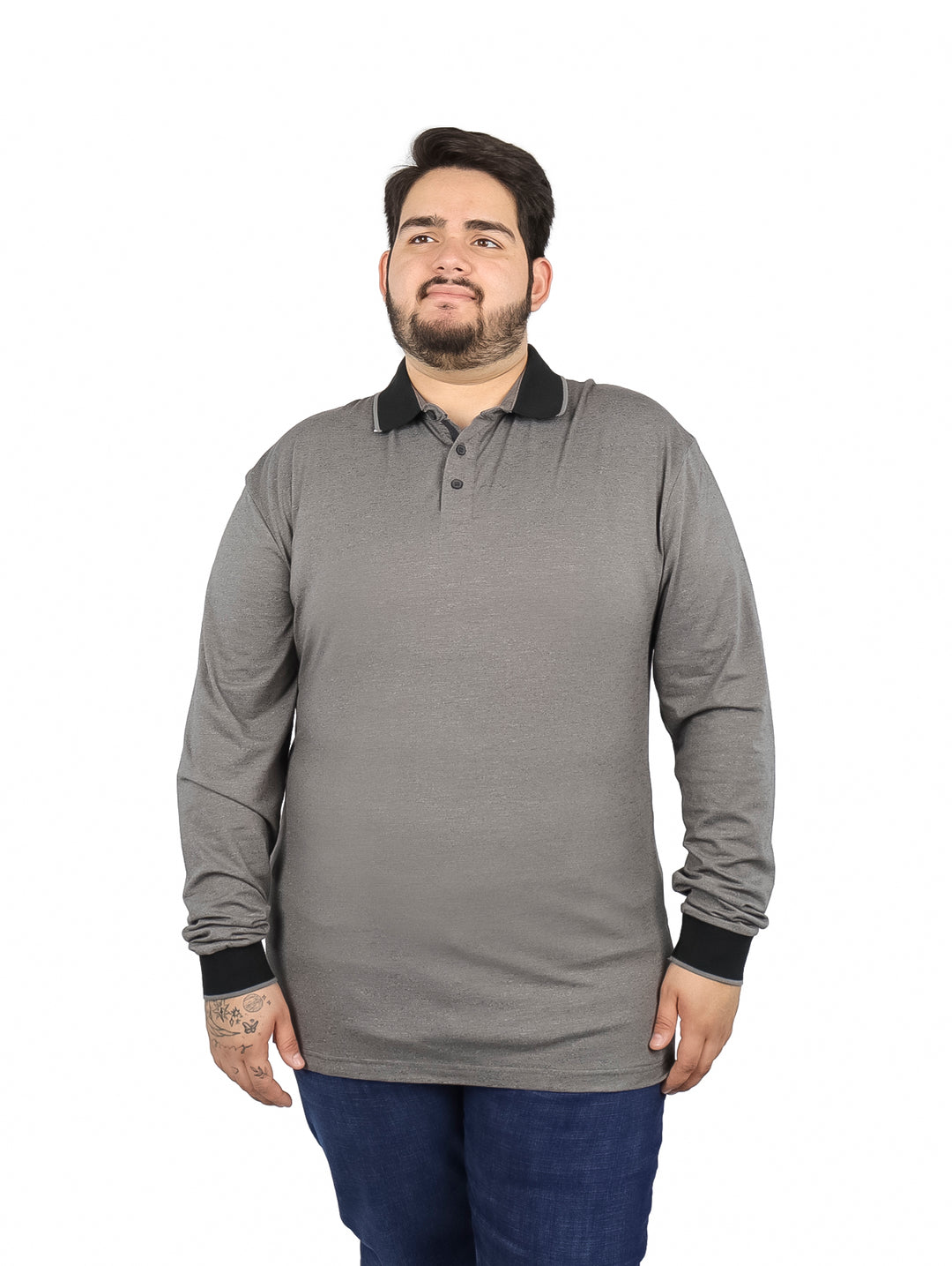 Hombre vistiendo playera tipo polo de manga larga color gris carbón con cuello y puños negros.