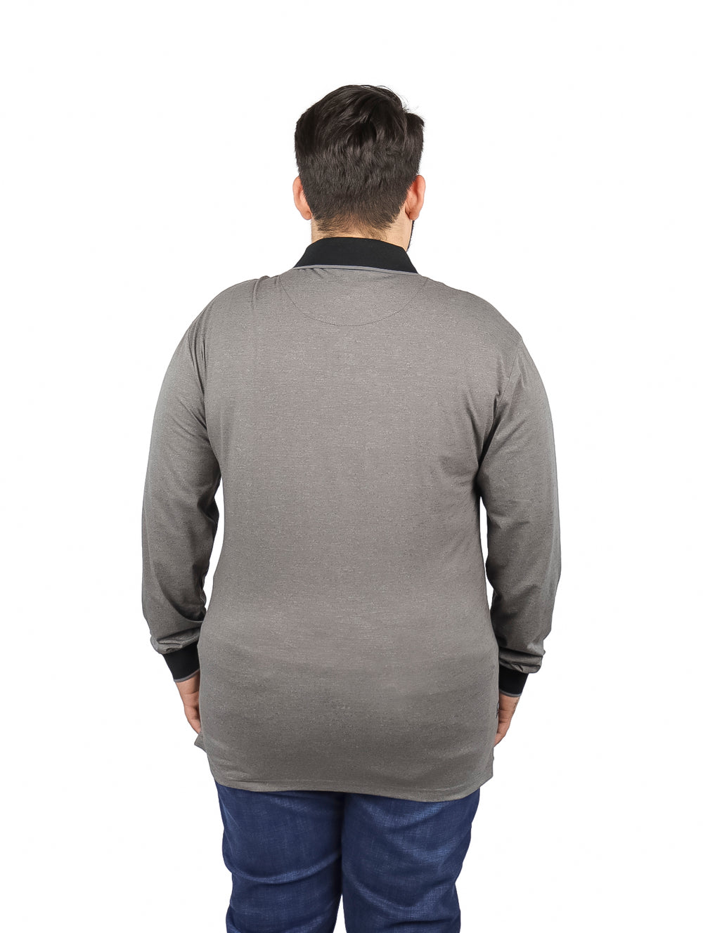 Hombre vistiendo playera tipo polo de manga larga color gris carbón con cuello y puños negros.