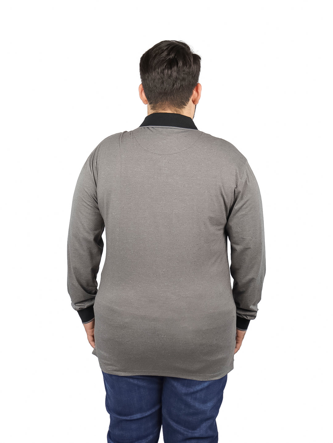 Hombre vistiendo playera tipo polo de manga larga color gris carbón con cuello y puños negros.