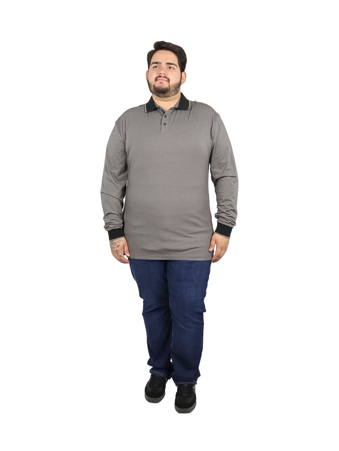 Hombre vistiendo playera tipo polo de manga larga color gris carbón con cuello y puños negros.