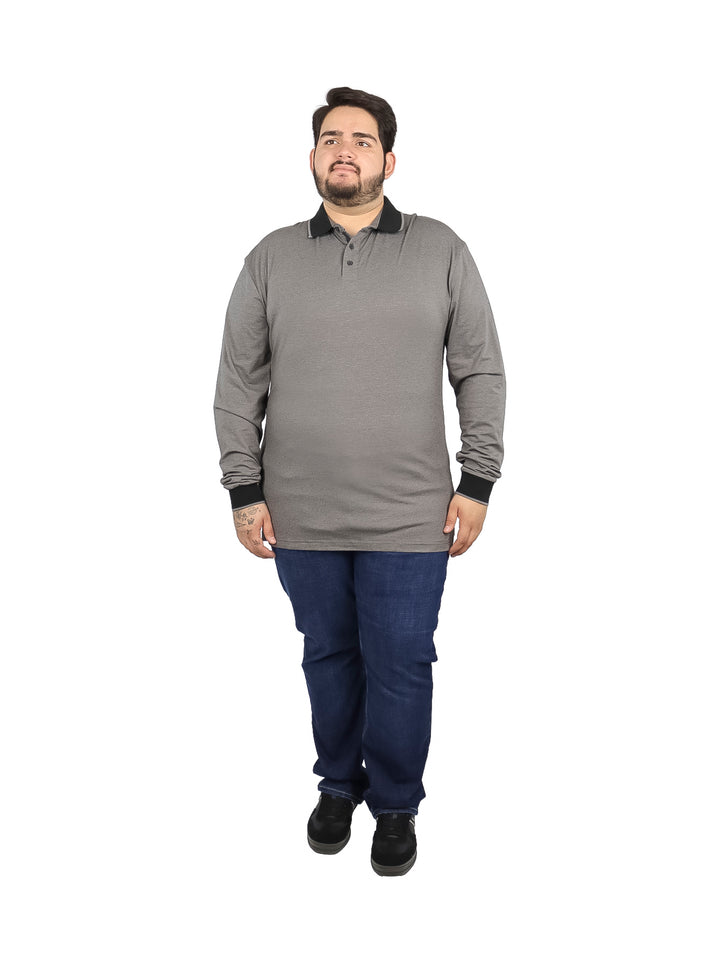 Hombre vistiendo playera tipo polo de manga larga color gris carbón con cuello y puños negros.