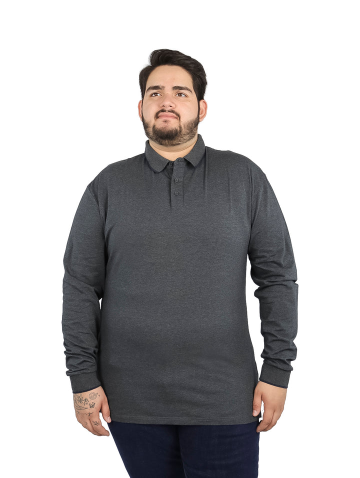 Hombre vistiendo playera tipo polo de manga larga en color negro slub.
