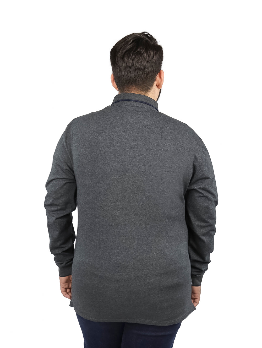 Hombre vistiendo playera tipo polo de manga larga en color negro slub.
