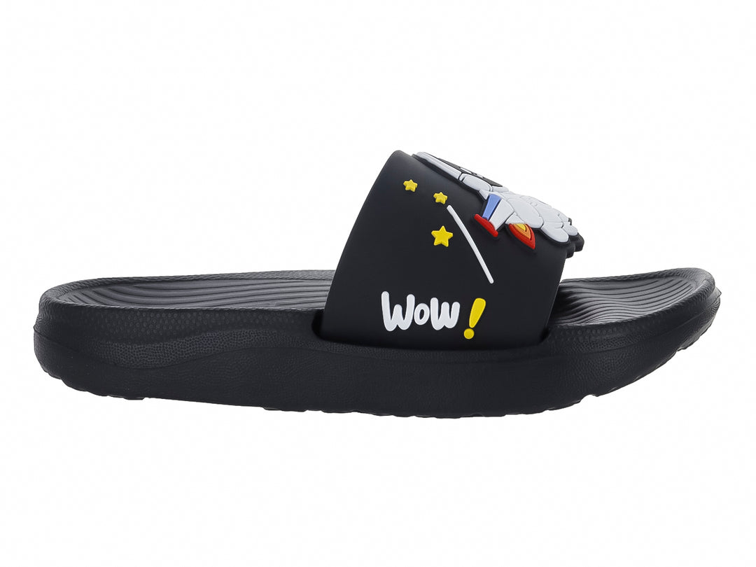 Sandalia slide color negro con detalle de astronauta, estrellas y la palabra Wow!