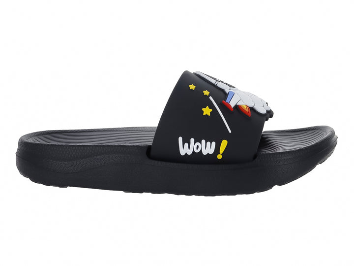 Sandalia slide color negro con detalle de astronauta, estrellas y la palabra Wow!