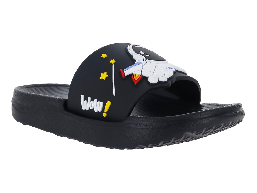Sandalia slide color negro con detalle de astronauta, estrellas y la palabra Wow!